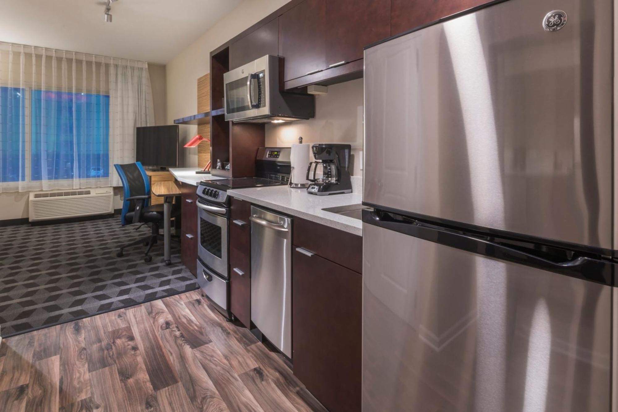Towneplace Suites By Marriott Hays Bagian luar foto
