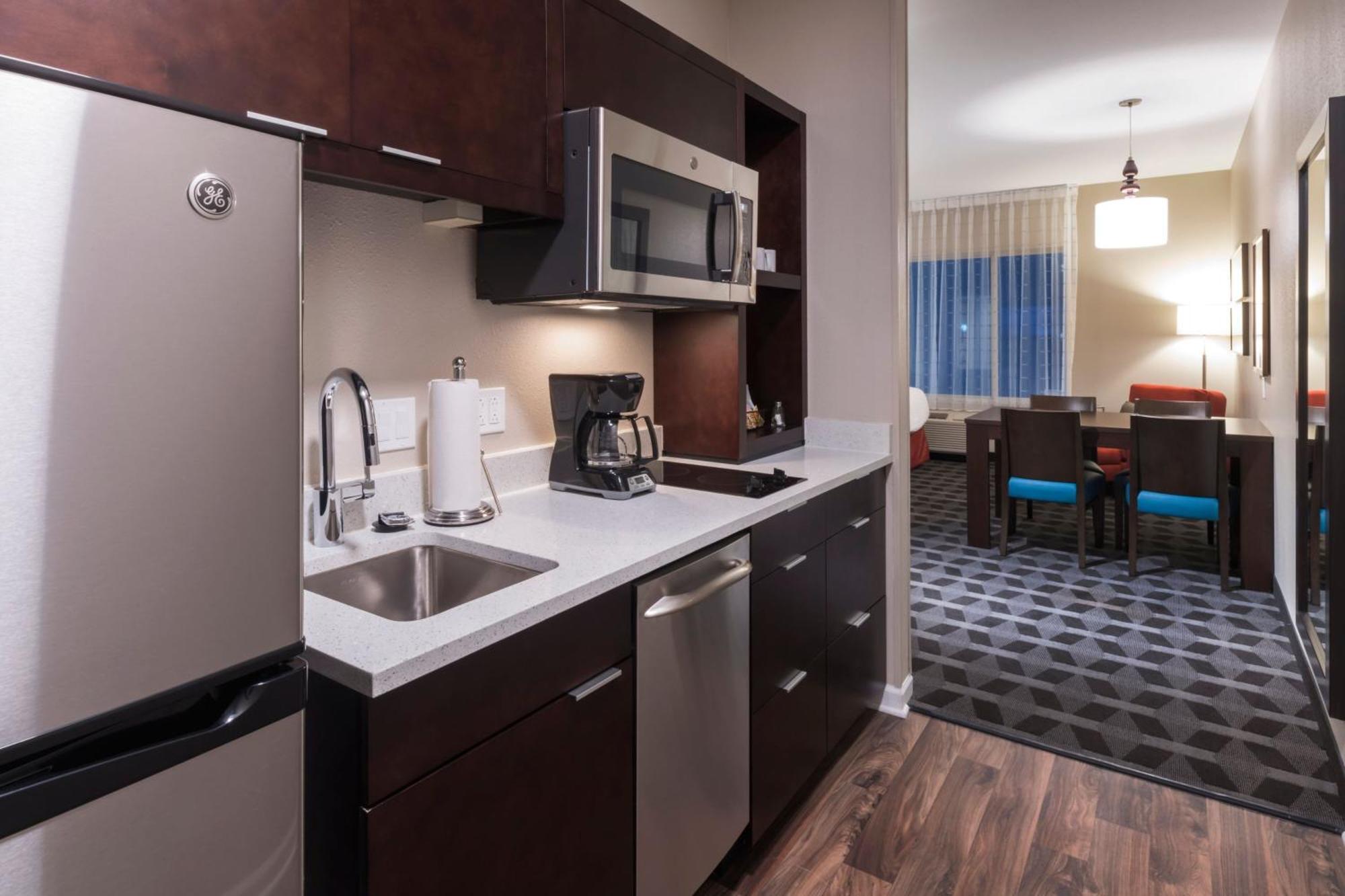 Towneplace Suites By Marriott Hays Bagian luar foto