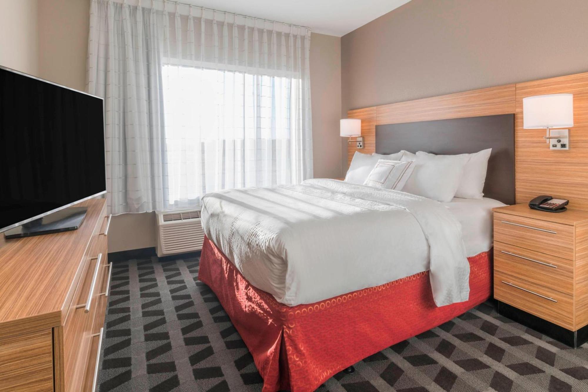 Towneplace Suites By Marriott Hays Bagian luar foto