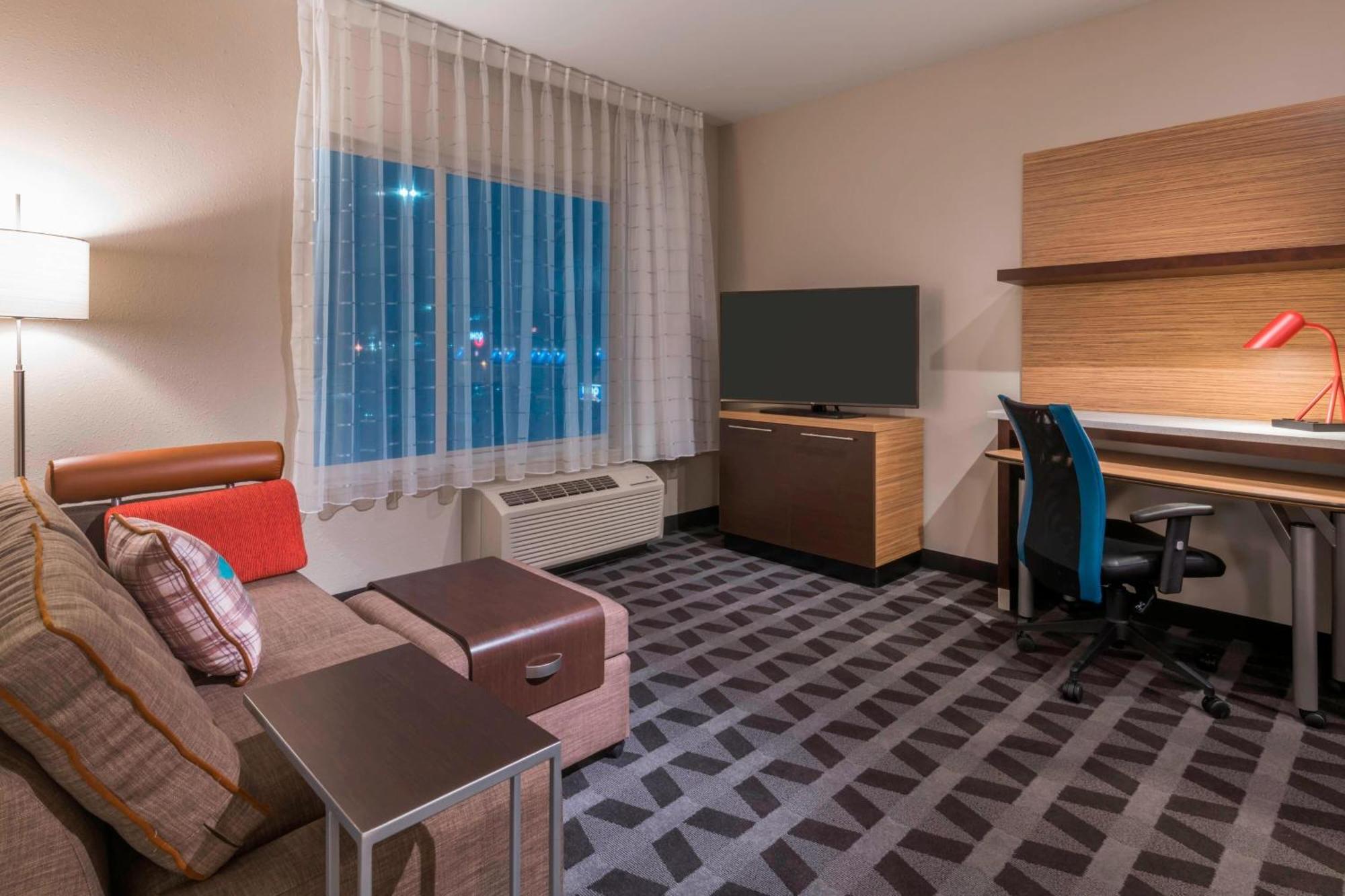 Towneplace Suites By Marriott Hays Bagian luar foto