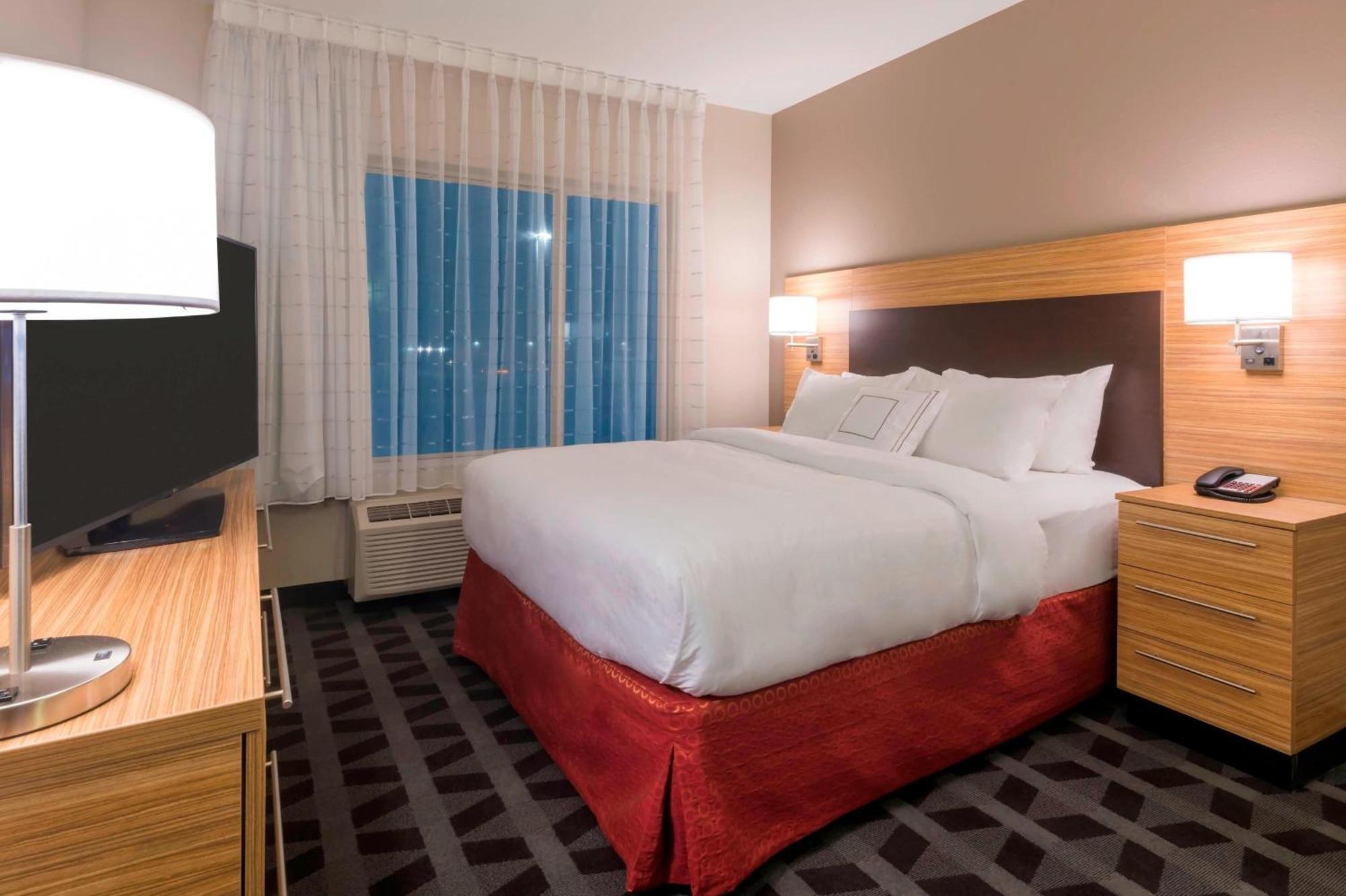 Towneplace Suites By Marriott Hays Bagian luar foto