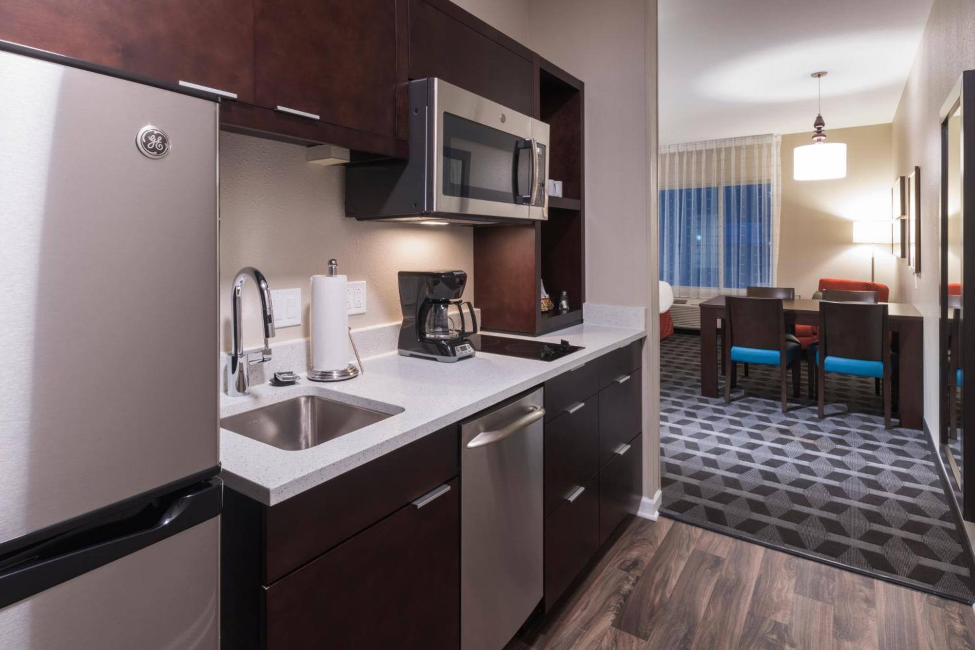 Towneplace Suites By Marriott Hays Bagian luar foto