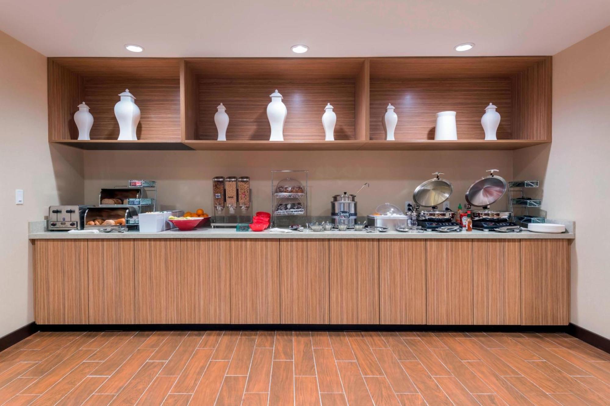 Towneplace Suites By Marriott Hays Bagian luar foto