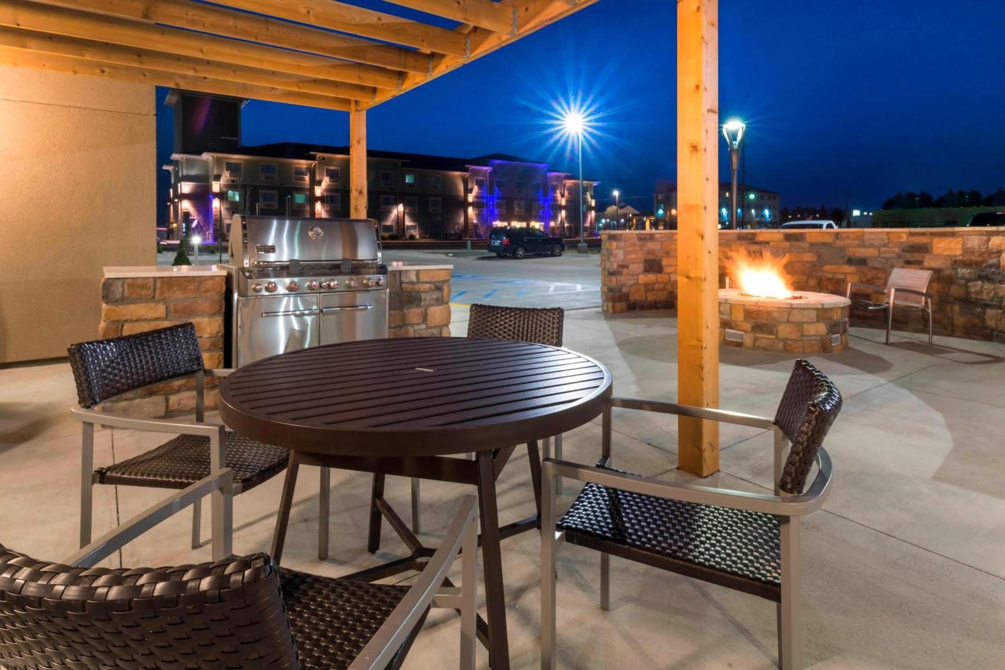 Towneplace Suites By Marriott Hays Bagian luar foto
