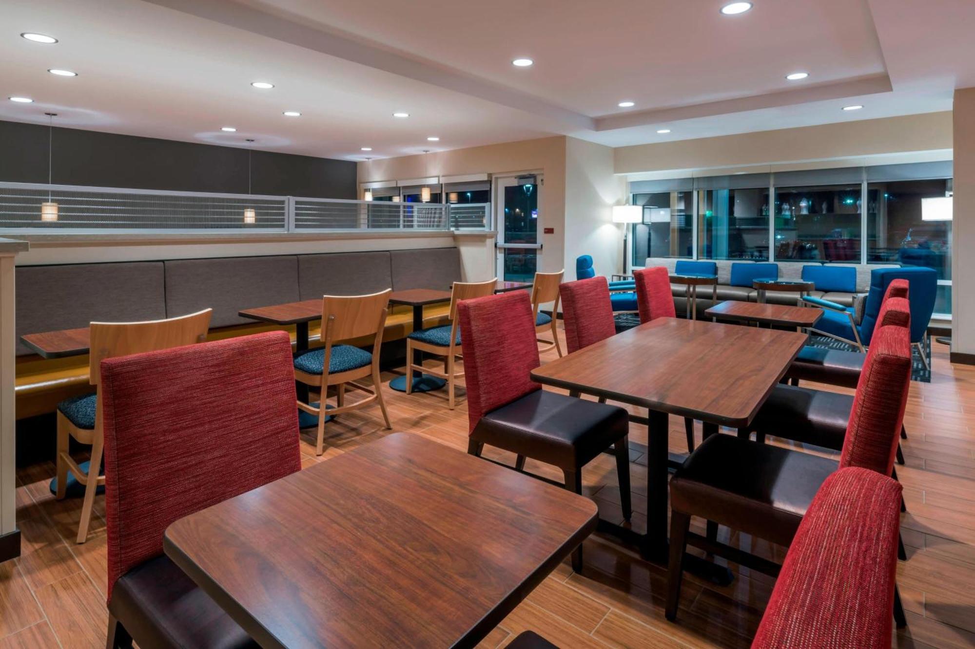 Towneplace Suites By Marriott Hays Bagian luar foto