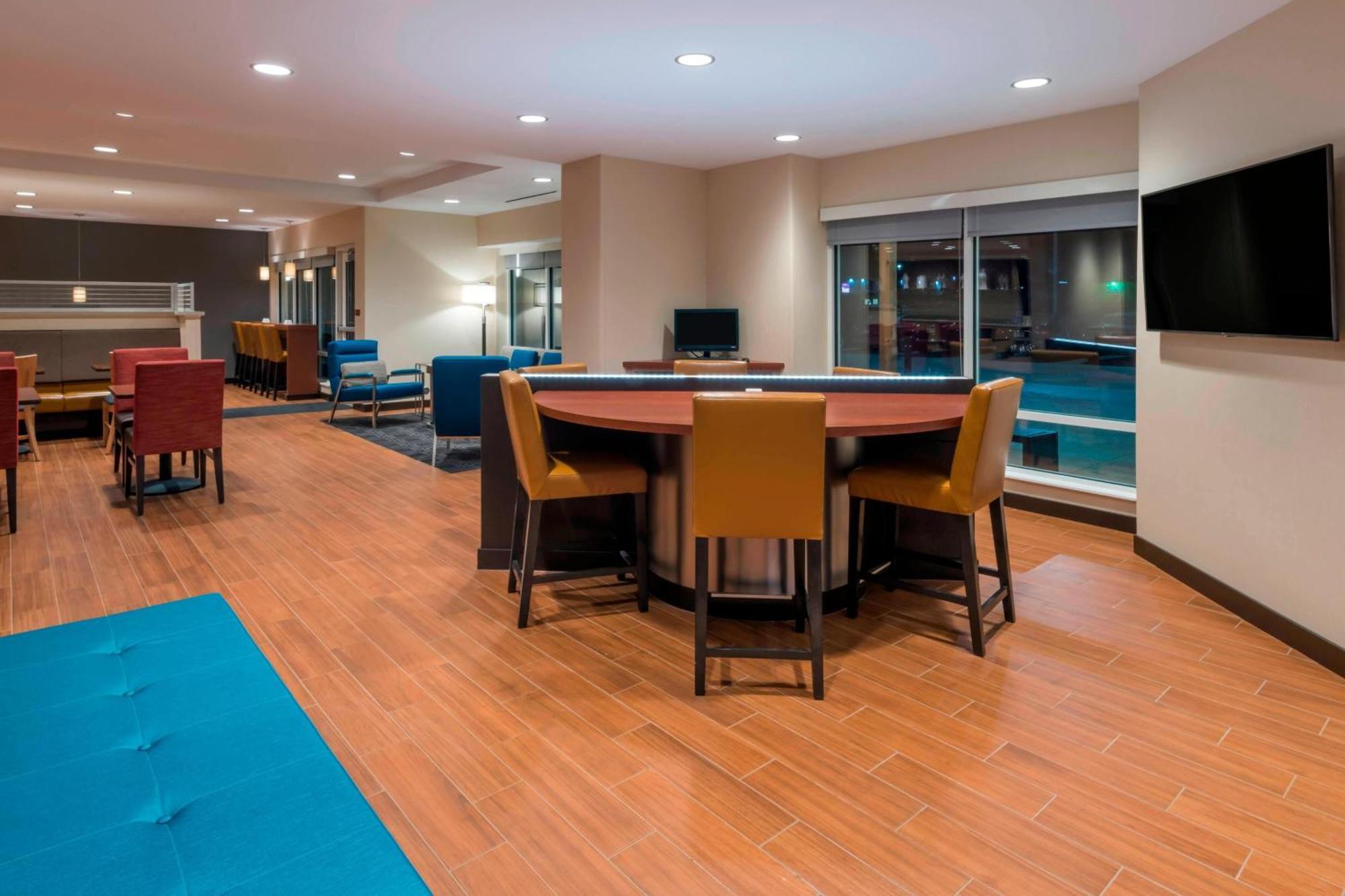 Towneplace Suites By Marriott Hays Bagian luar foto