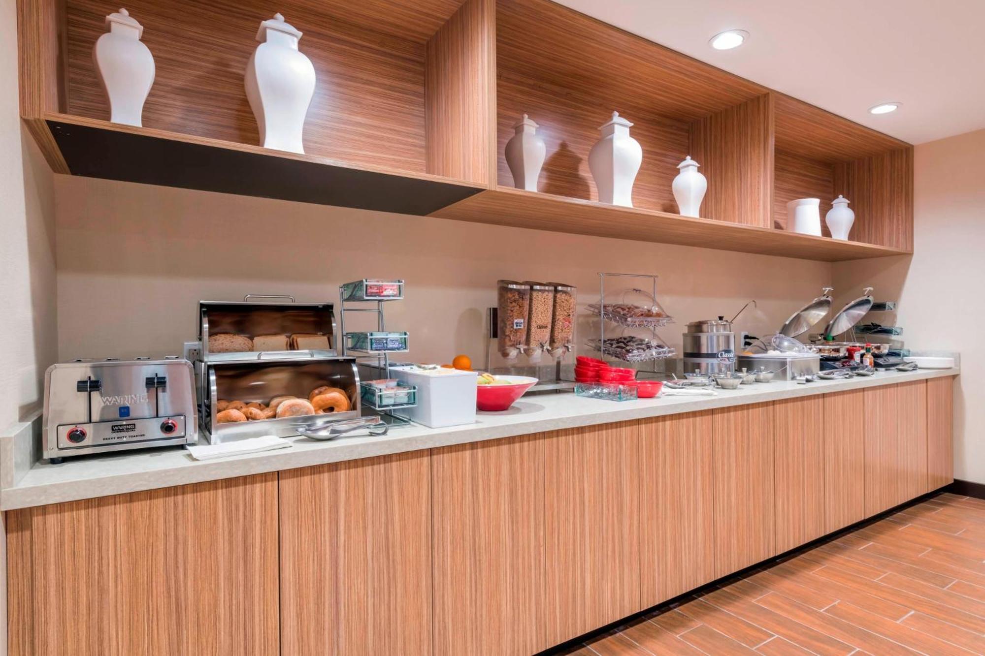 Towneplace Suites By Marriott Hays Bagian luar foto