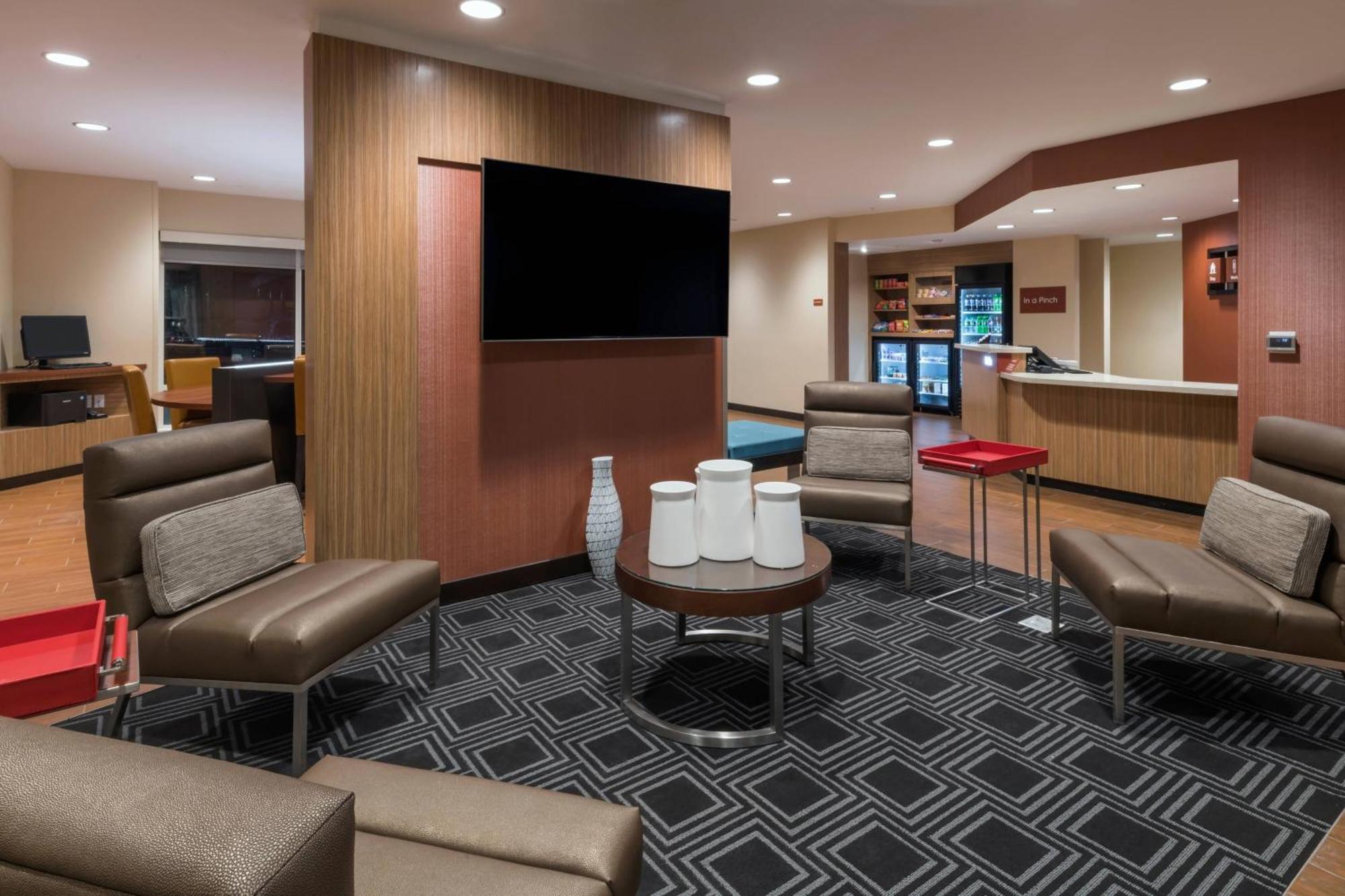 Towneplace Suites By Marriott Hays Bagian luar foto