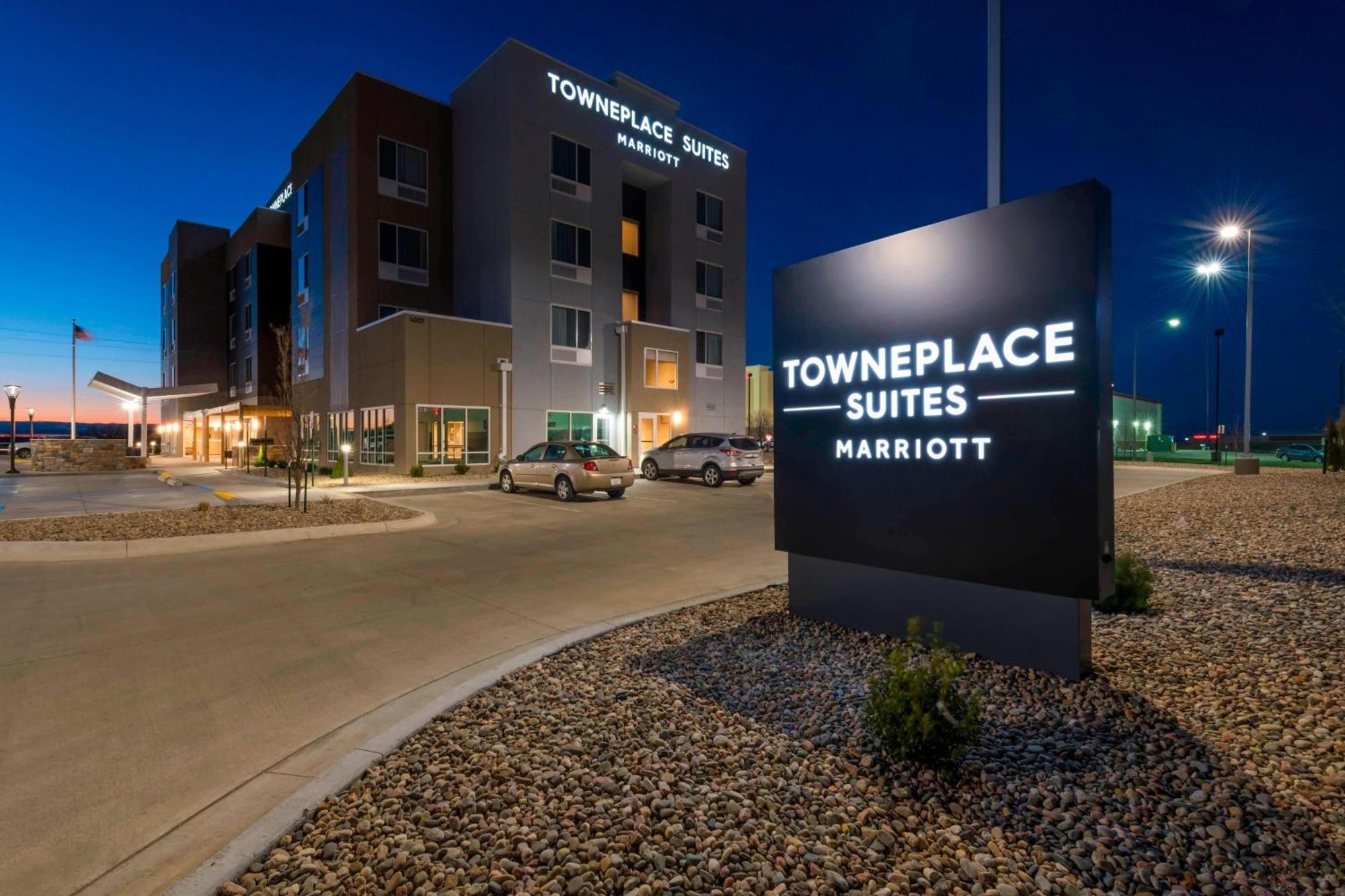 Towneplace Suites By Marriott Hays Bagian luar foto